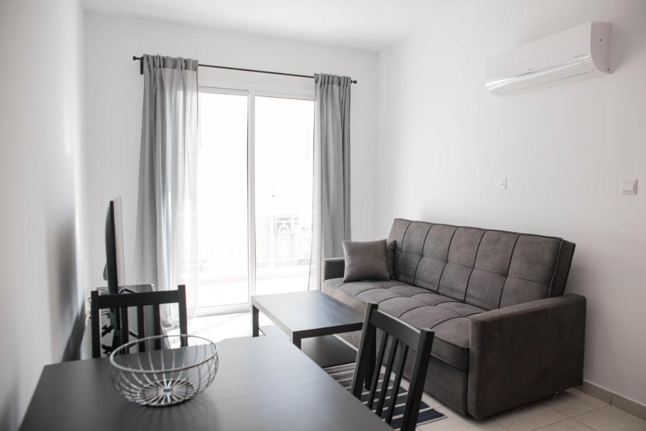 Renovated One Bedroom Apartment In Paphos With Pool Luaran gambar