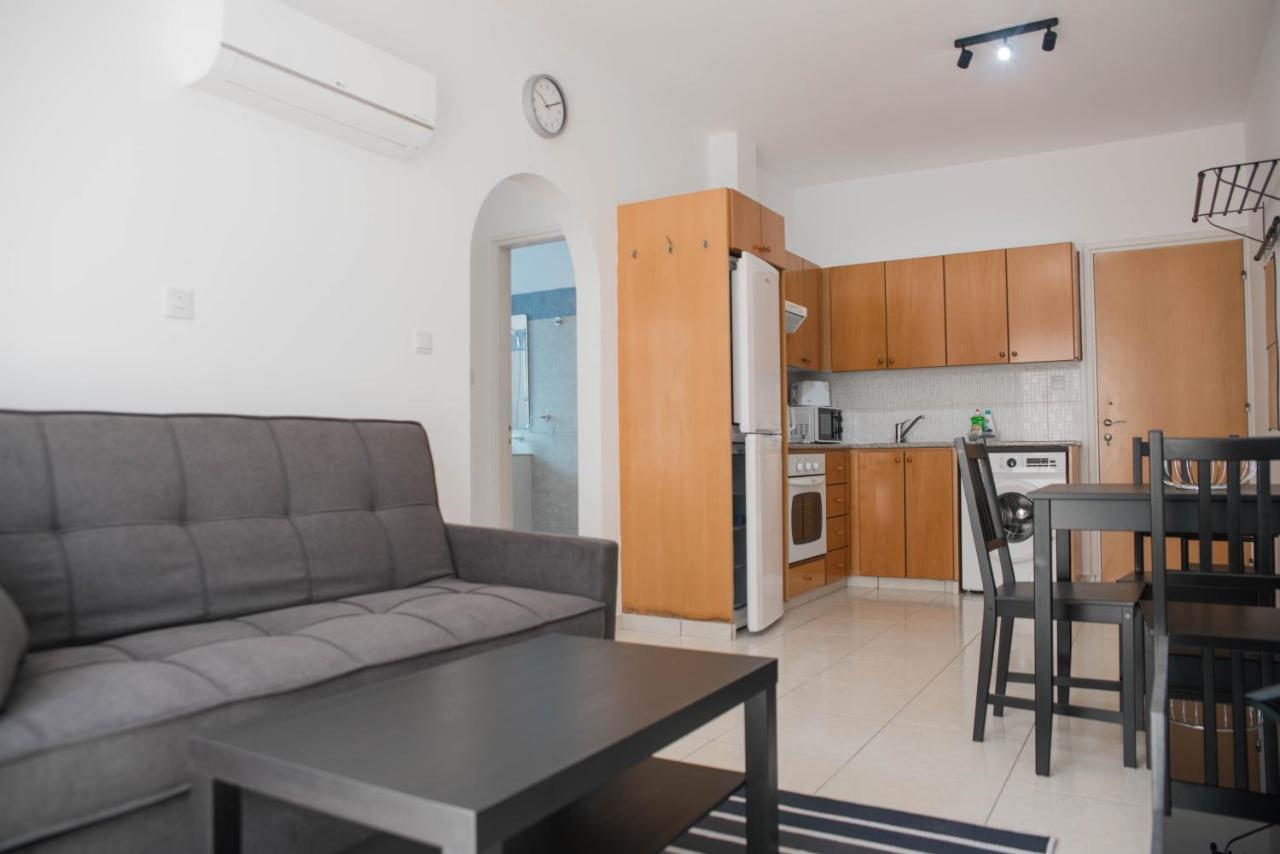 Renovated One Bedroom Apartment In Paphos With Pool Luaran gambar
